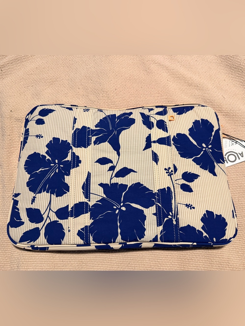 NWT ALOHA Collection Navy/Tan Floral Laptop Sleeve with Peach Zip - Picture 5 of 6